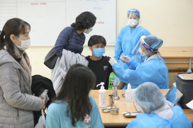 286 trường ở Hà Nội tiêm vaccine COVID-19 cho hơn 300.000 học sinh 15-17 tuổi - Ảnh 1.