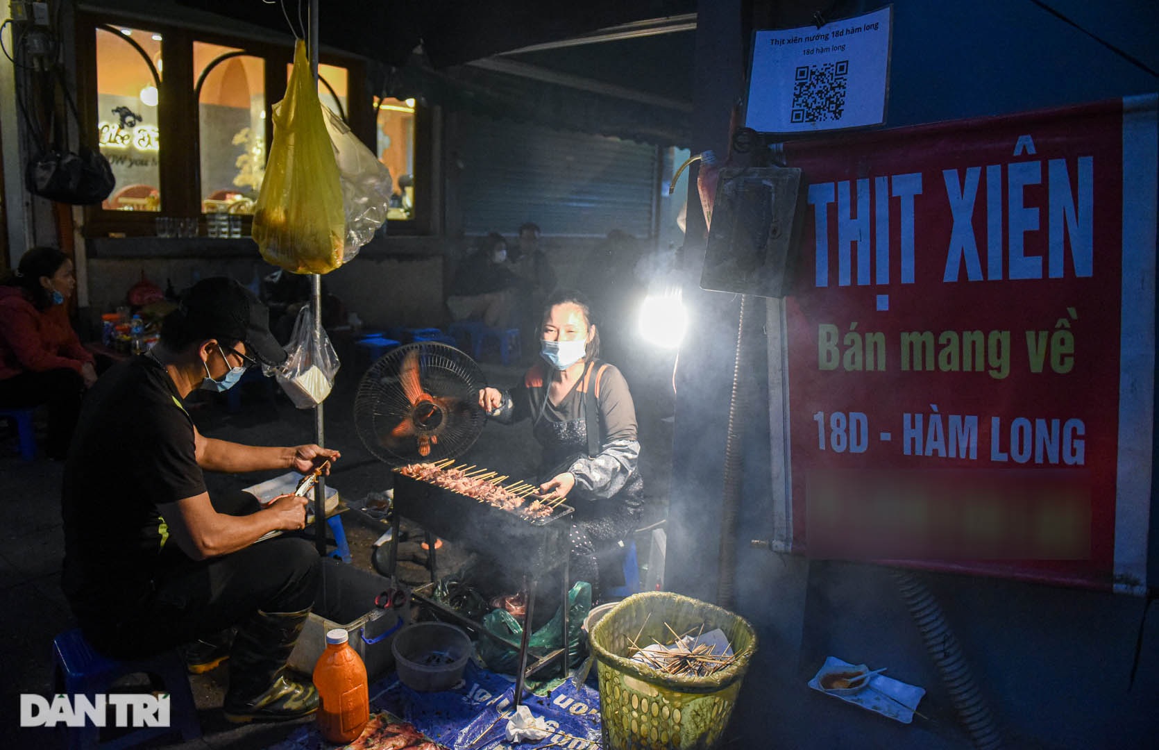 Quán thịt xiên "chờ" ở Hà Nội: Giá ngang cốc trà đá, ngày 1000 xiên bay vèo - Ảnh 3.