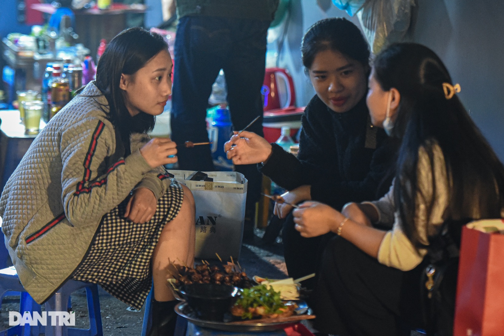 Quán thịt xiên &quot;chờ&quot; ở Hà Nội: Giá ngang cốc trà đá, ngày 1000 xiên bay vèo - Ảnh 10.