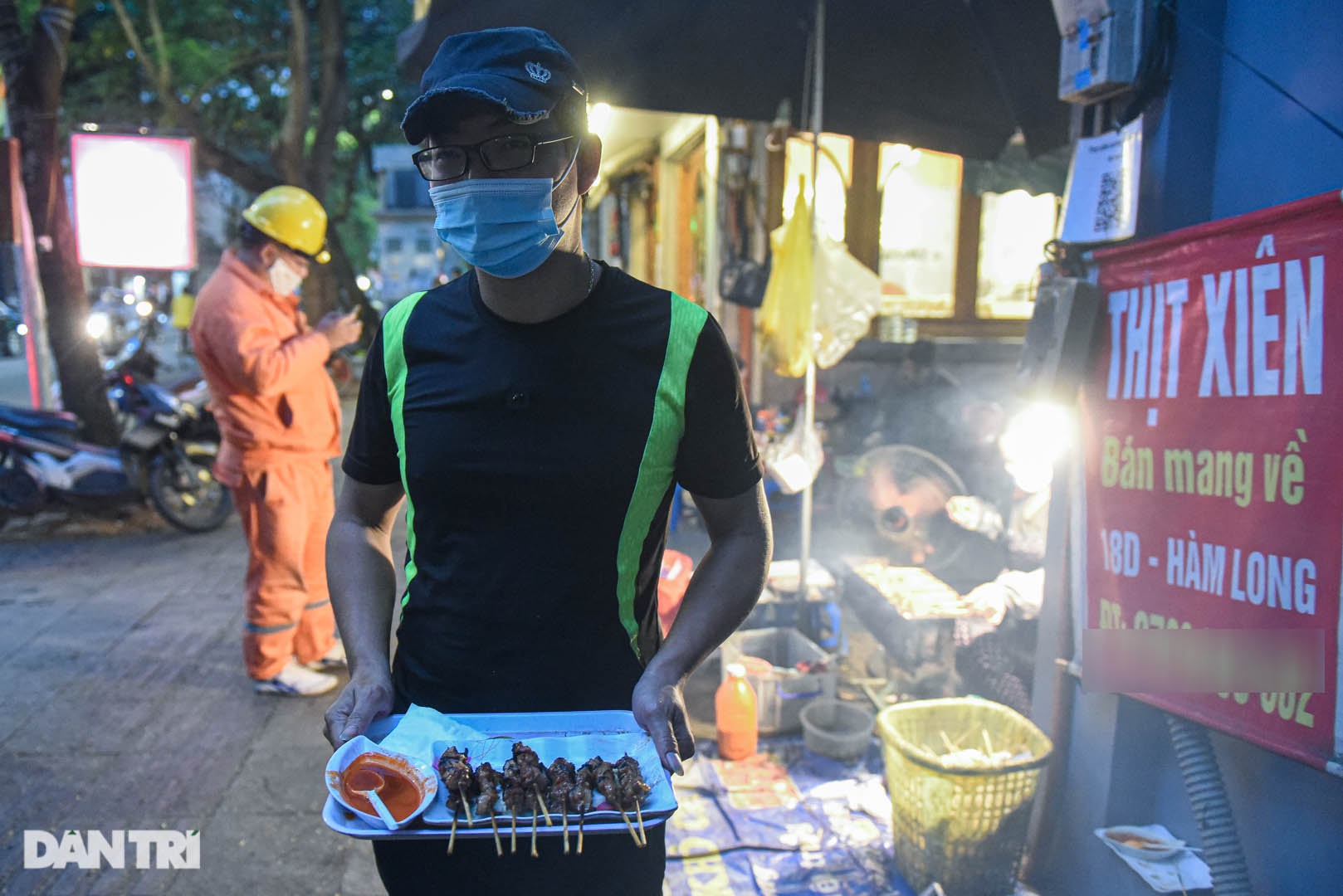 Quán thịt xiên &quot;chờ&quot; ở Hà Nội: Giá ngang cốc trà đá, ngày 1000 xiên bay vèo - Ảnh 7.