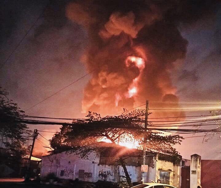 Dân xót xa vì mất nhà sau cháy lớn công xưởng 2000m2 ở Sài Gòn: Tối nay chỉ thức trắng’ - Ảnh 2.