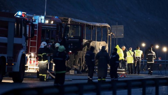 Bulgaria: Xe khách bị thiêu rụi sau tai nạn thảm khốc, 45 người thiệt mạng - Ảnh 1.