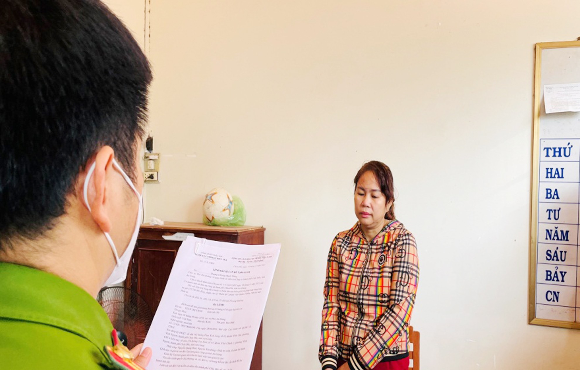 Bắt tạm giam vợ thượng t&aacute; bi&ecirc;n ph&ograve;ng ở An Giang - Ảnh 1.