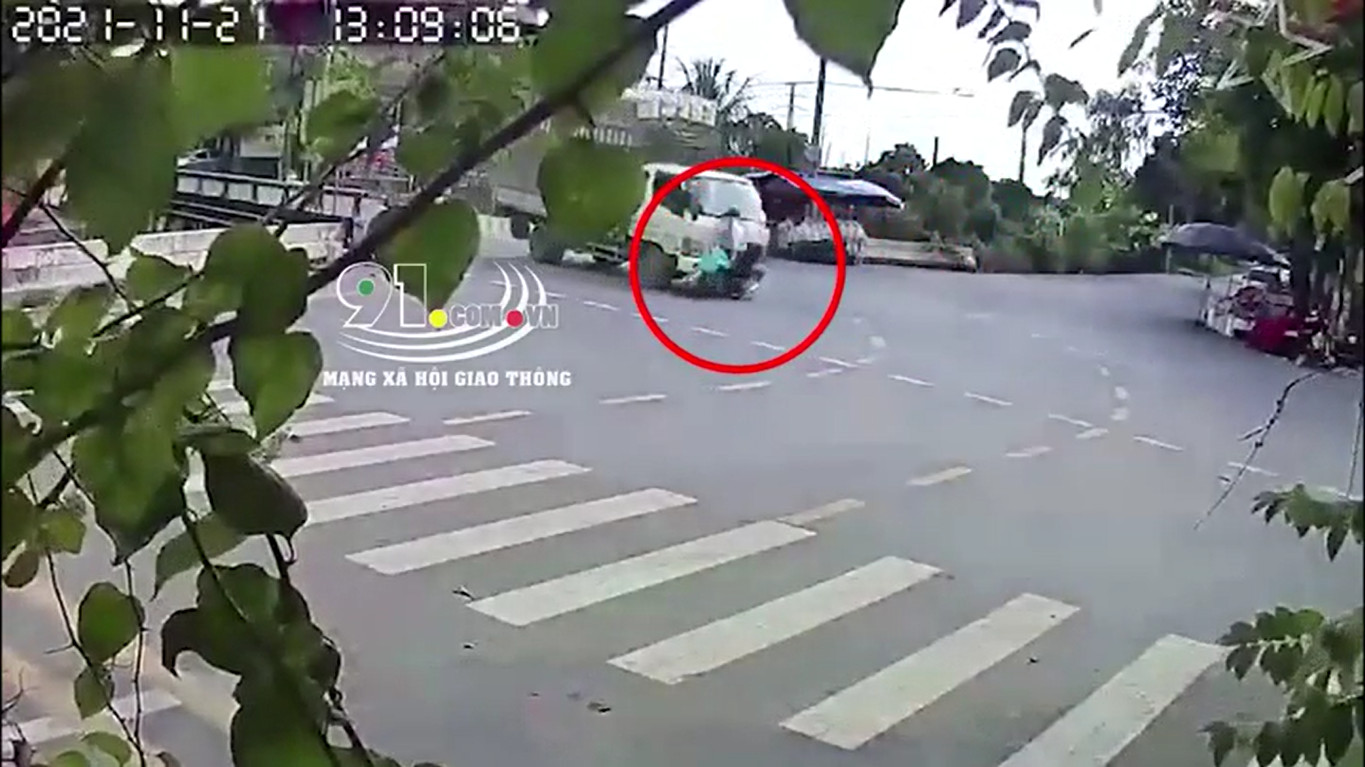 Thiếu quan s&aacute;t tại ng&atilde; tư, hai thanh ni&ecirc;n bị nữ t&agrave;i xế xe tải đ&acirc;m hất văng  - Ảnh 2.