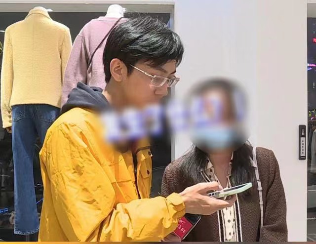 Không mua nổi nhưng vẫn cố thử đồ hơn 1 tiếng rồi bóc phốt cửa hàng, cô gái chẳng ngờ phải nhận cái kết ê chề khi quản lý tung chiêu cao thủ - Ảnh 3. Không mua nổi nhưng vẫn cố thử đồ hơn 1 tiếng rồi bóc phốt cửa hàng, cô gái chẳng ngờ phải nhận cái kết ê chề khi quản lý tung chiêu cao thủ - Ảnh 3.