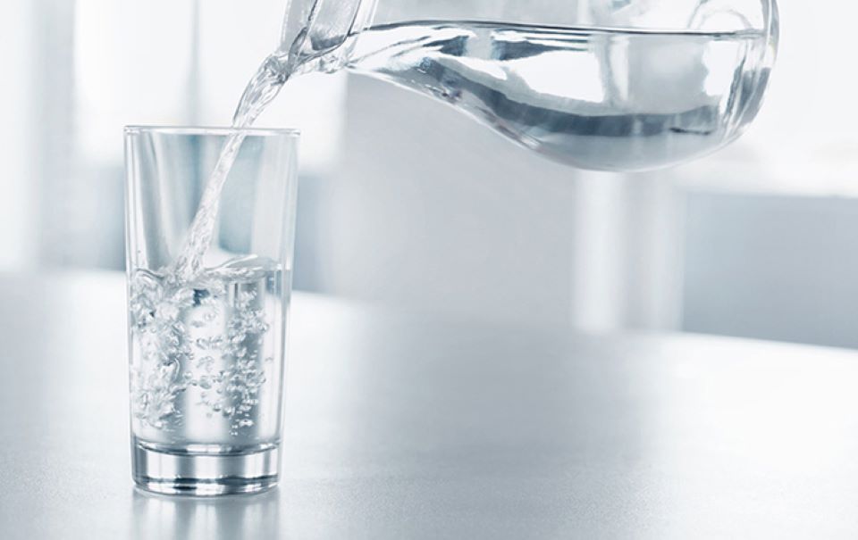 Nên uống nước thế nào để tốt nhất cho sức khoẻ? - Ảnh 1.