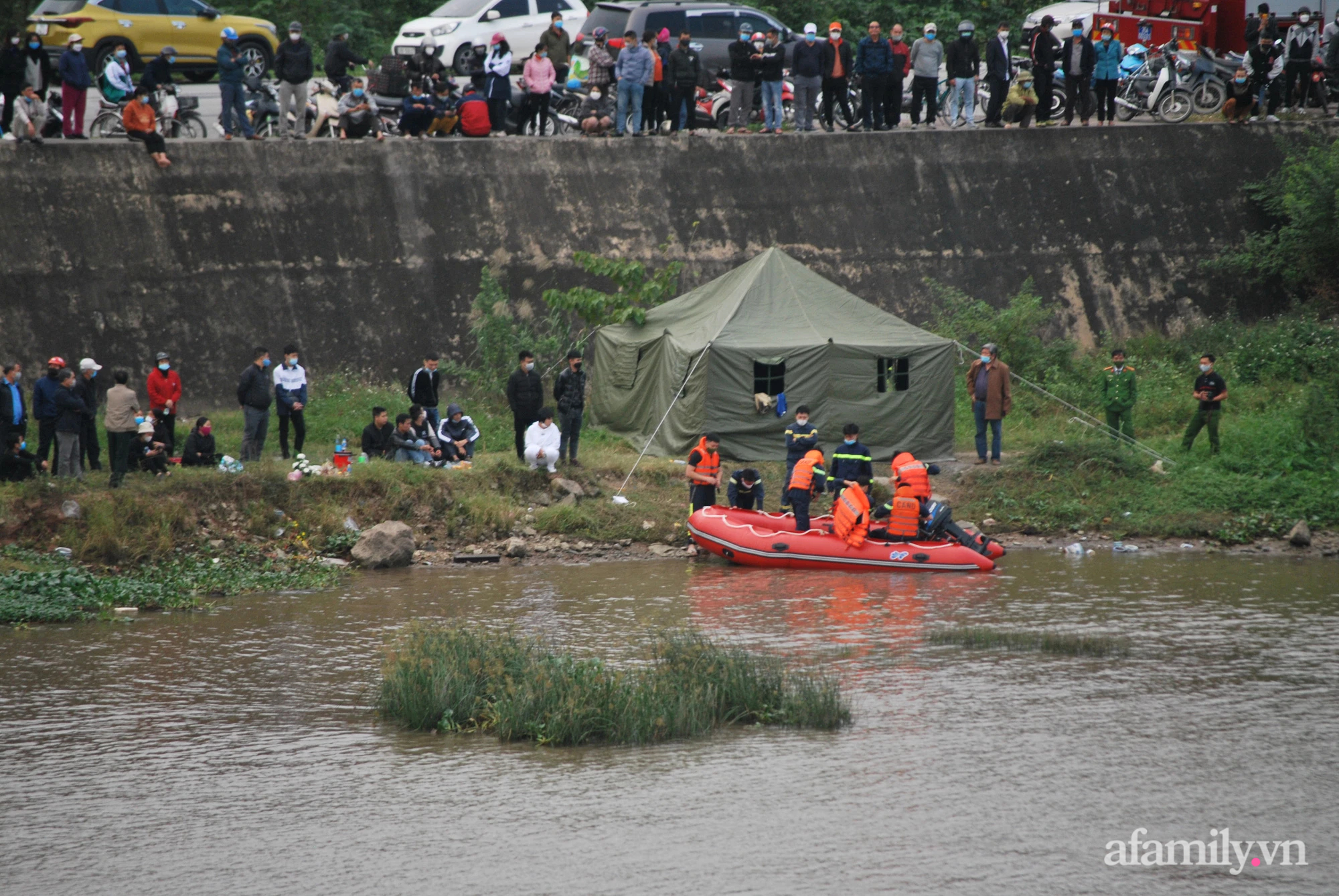 Một chiếc lều trại d&atilde; chiến được lập tại chỗ