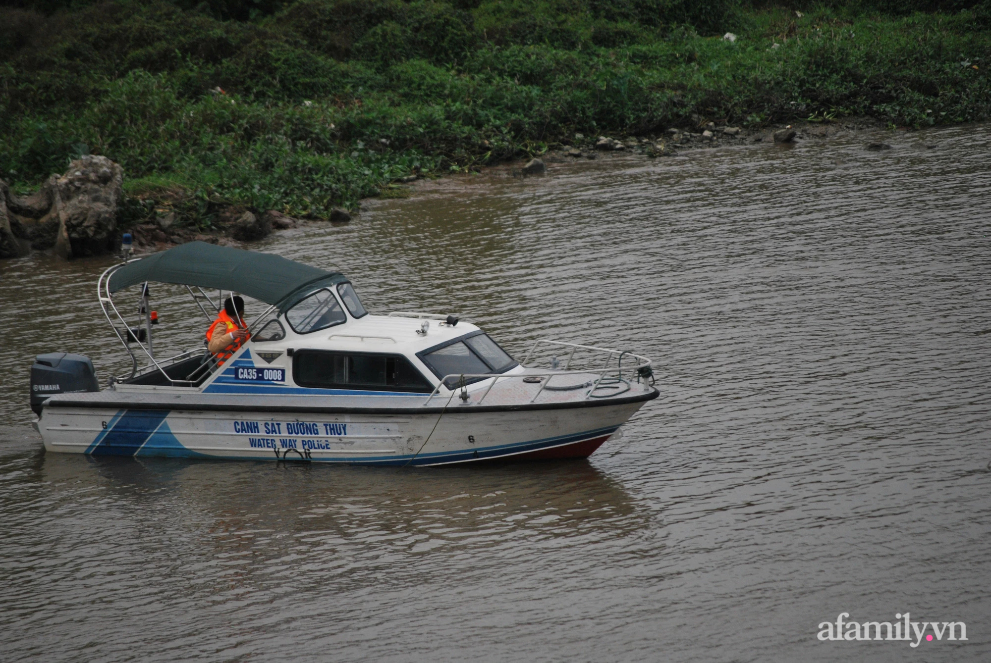 T&agrave;u cứu hộ của lực lượng chức năng