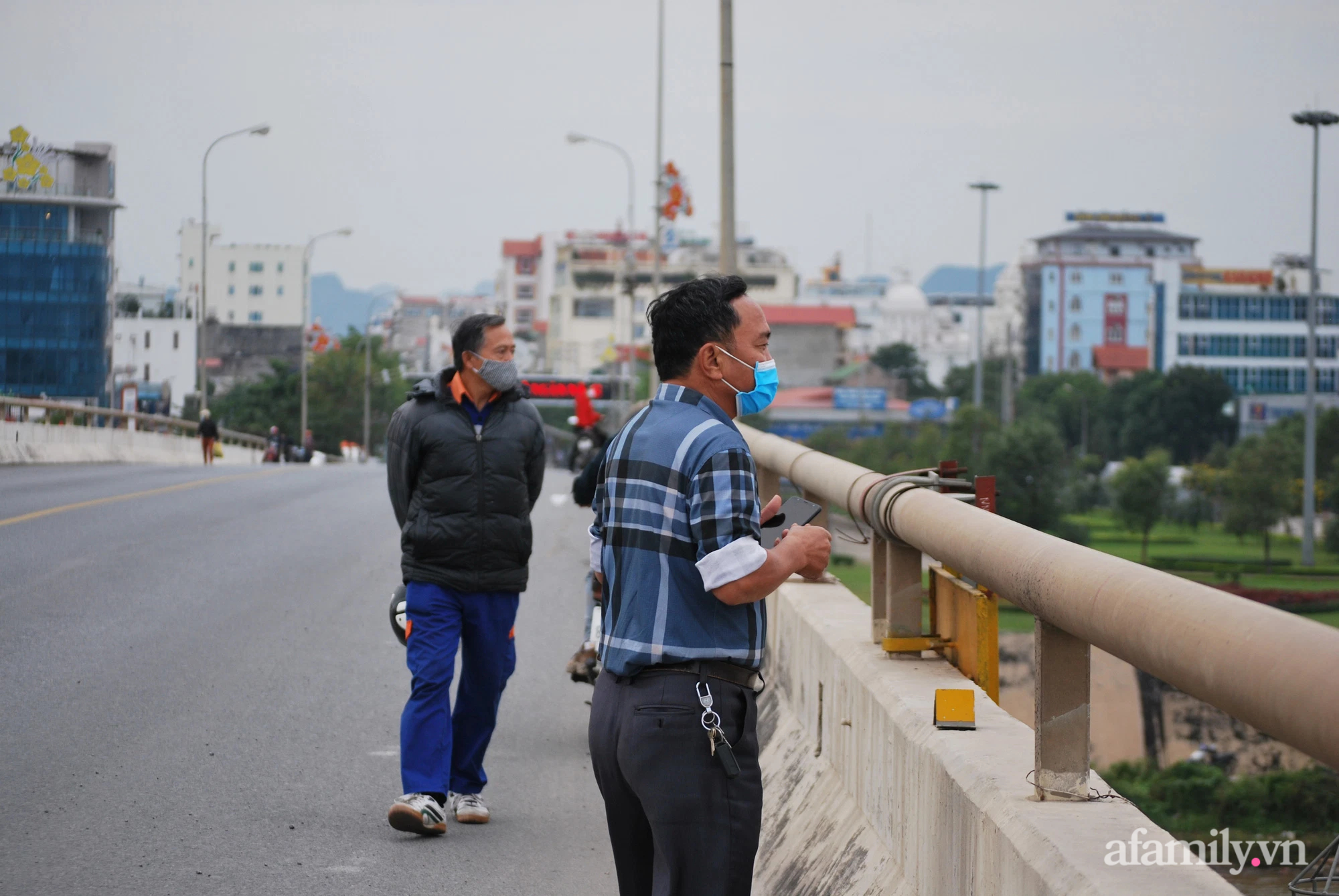 Một người đang chỉ vị tr&iacute; cho đội thuyền ch&agrave;i t&igrave;m kiếm
