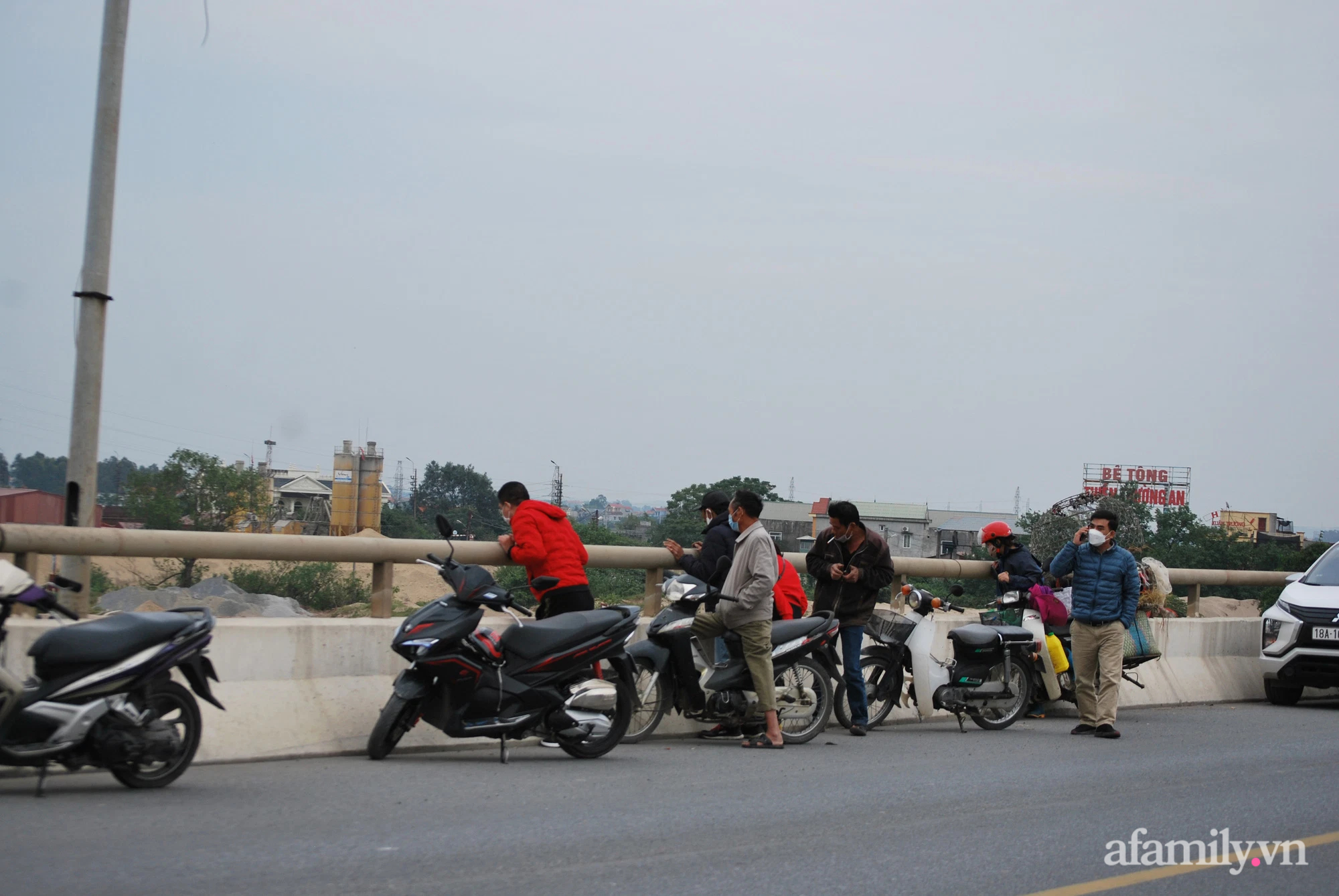 Người d&acirc;n đứng tr&ecirc;n cầu theo d&otilde;i