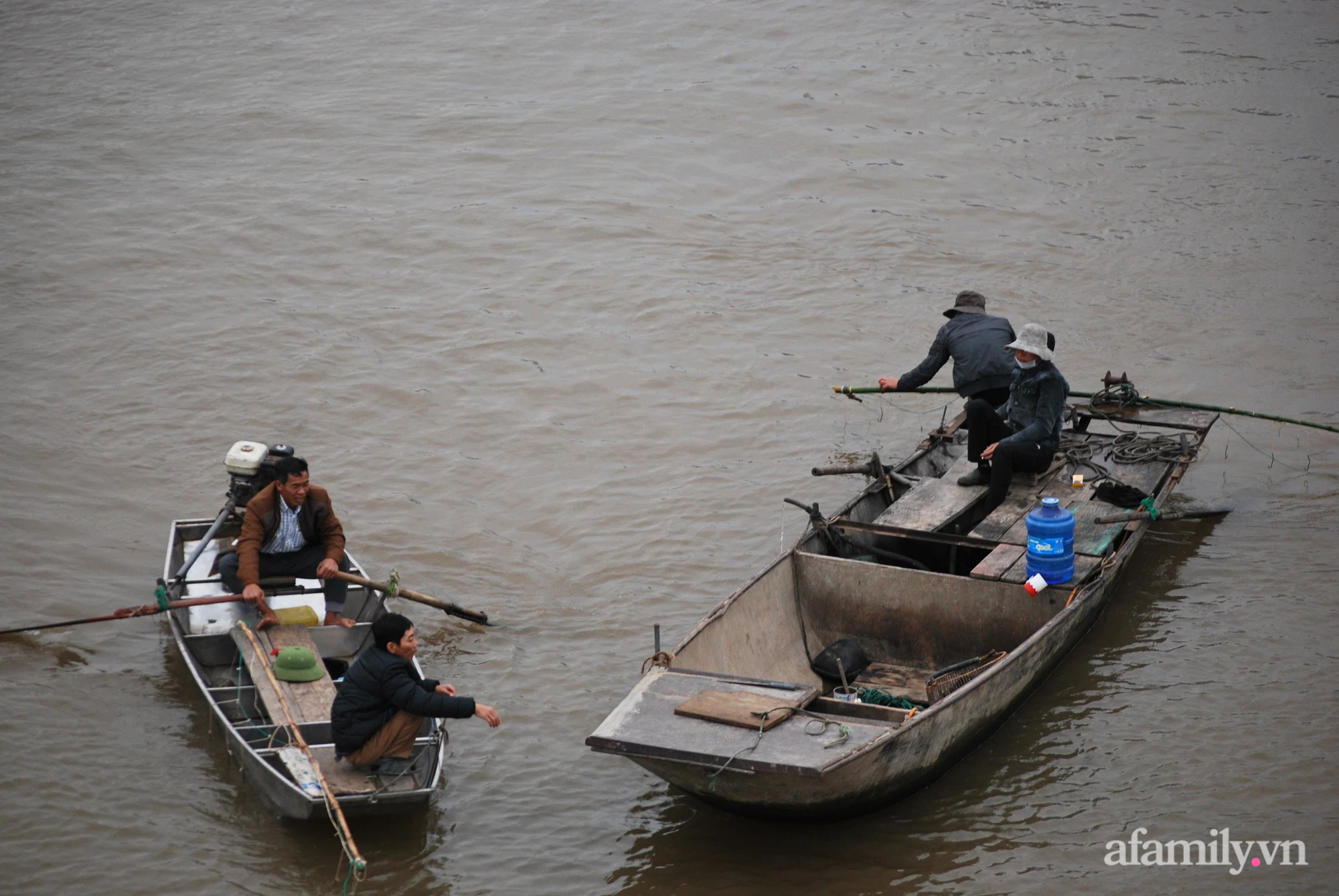 Gia đ&igrave;nh thu&ecirc; thuyền ch&agrave;i thả lưới