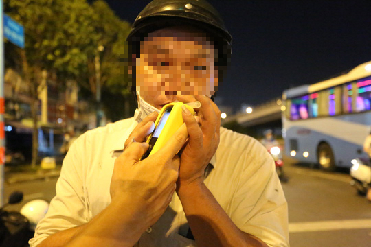 V&igrave; 3 lon bia, người đ&agrave;n &ocirc;ng qu&ecirc; Ninh Thuận đứng như trời trồng ở quận B&igrave;nh Thạnh - Ảnh 1.