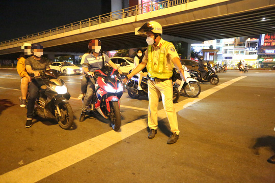 V&igrave; 3 lon bia, người đ&agrave;n &ocirc;ng qu&ecirc; Ninh Thuận đứng như trời trồng ở quận B&igrave;nh Thạnh - Ảnh 2.