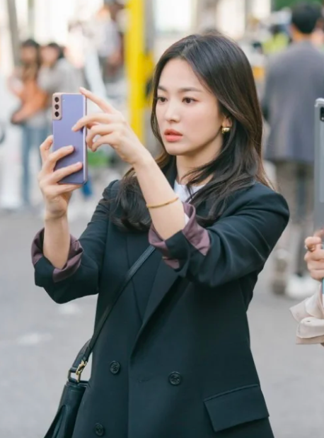 Mẫu áo khoác mà Song Hye Kyo mặc trong phim &quot;cháy hàng&quot; - Ảnh 4.