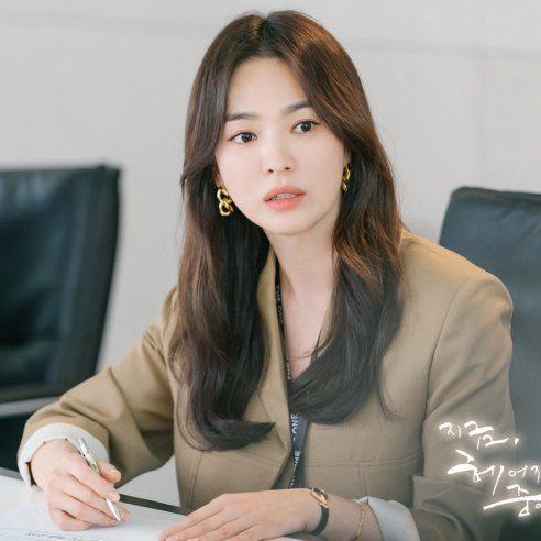 Mẫu áo khoác mà Song Hye Kyo mặc trong phim &quot;cháy hàng&quot; - Ảnh 3.