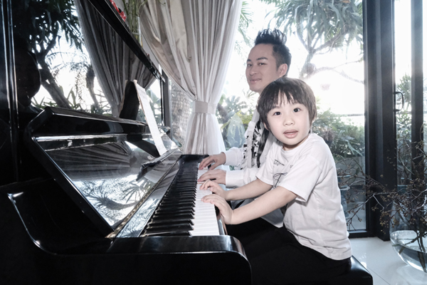 Con trai 6 tuổi của ca sĩ Tùng Dương và vợ doanh nhân &quot;hớp hồn&quot; khán giả với nụ cười đáng yêu - Ảnh 2.