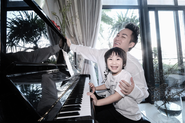 Con trai 6 tuổi của ca sĩ Tùng Dương và vợ doanh nhân &quot;hớp hồn&quot; khán giả với nụ cười đáng yêu - Ảnh 3.