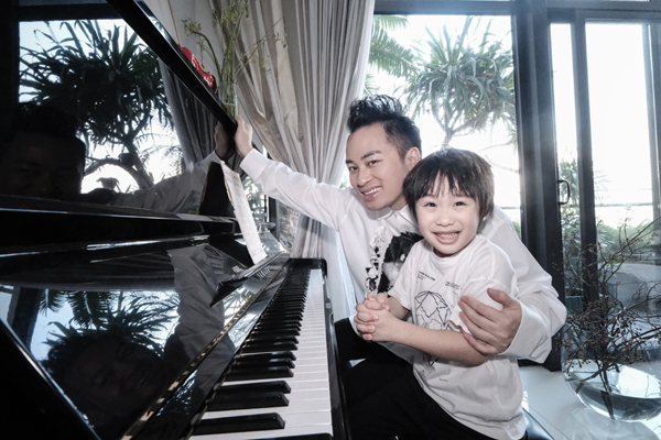 Con trai 6 tuổi của ca sĩ Tùng Dương và vợ doanh nhân &quot;hớp hồn&quot; khán giả với nụ cười đáng yêu - Ảnh 4.