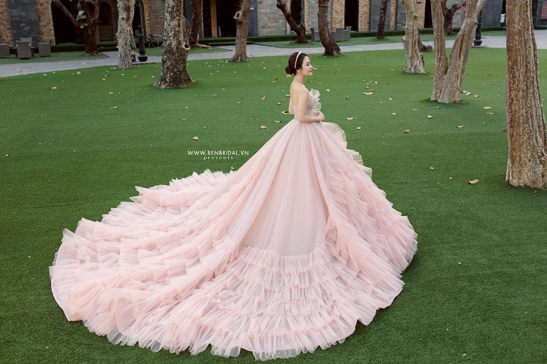 Tổng hợp những mẫu váy cưới màu hồng đẹp nhất năm 2021