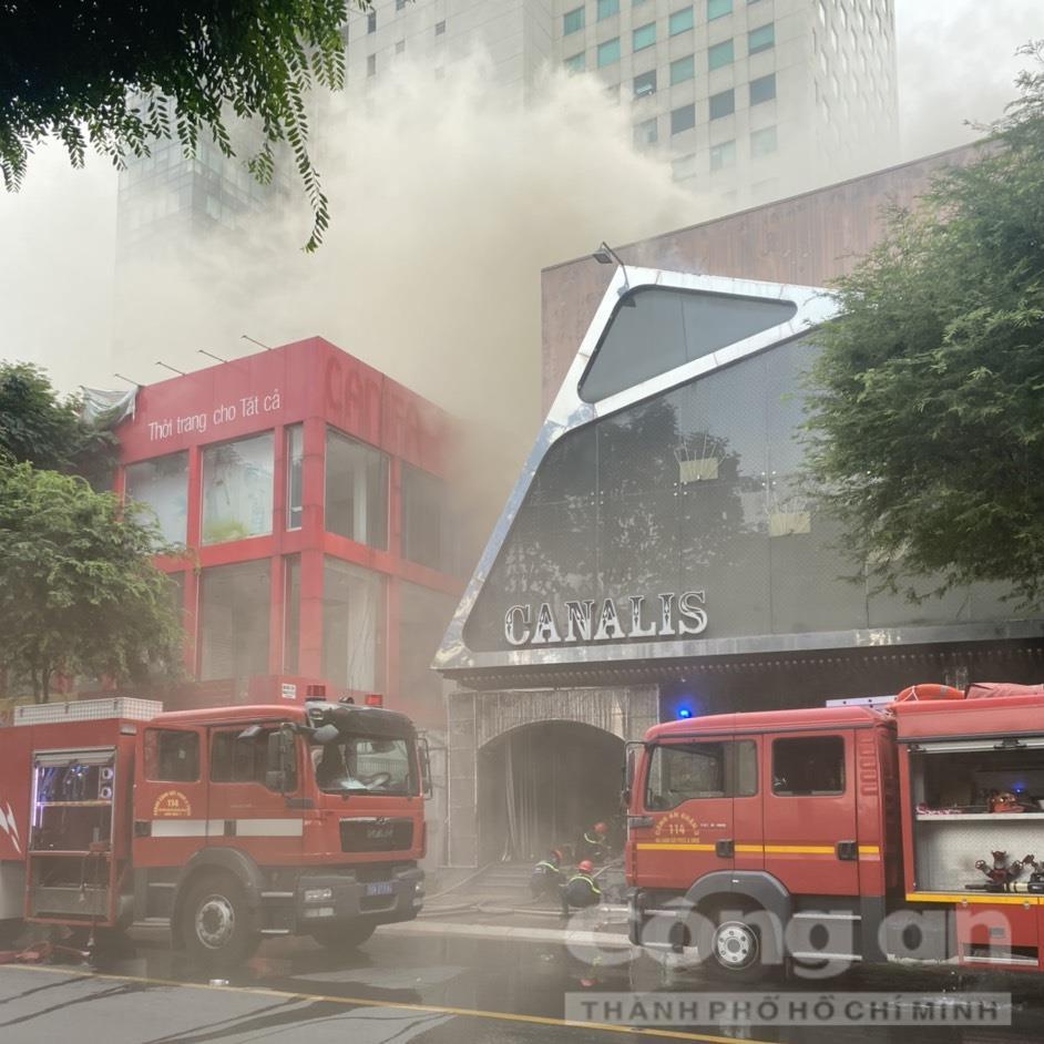 Cháy lớn quán bar ở trung tâm TPHCM, khói lan tỏa mù mịt - Ảnh 3.