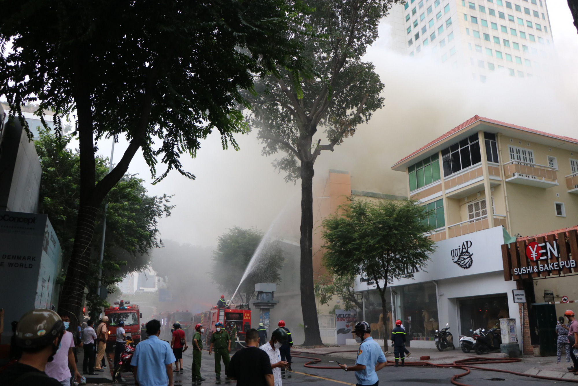 Cháy lớn quán bar ở trung tâm TPHCM, khói lan tỏa mù mịt - Ảnh 9.