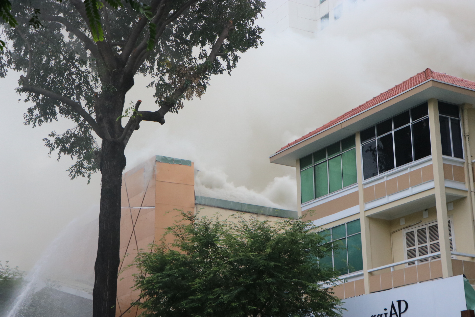 Cháy lớn quán bar ở trung tâm TPHCM, khói lan tỏa mù mịt - Ảnh 10.