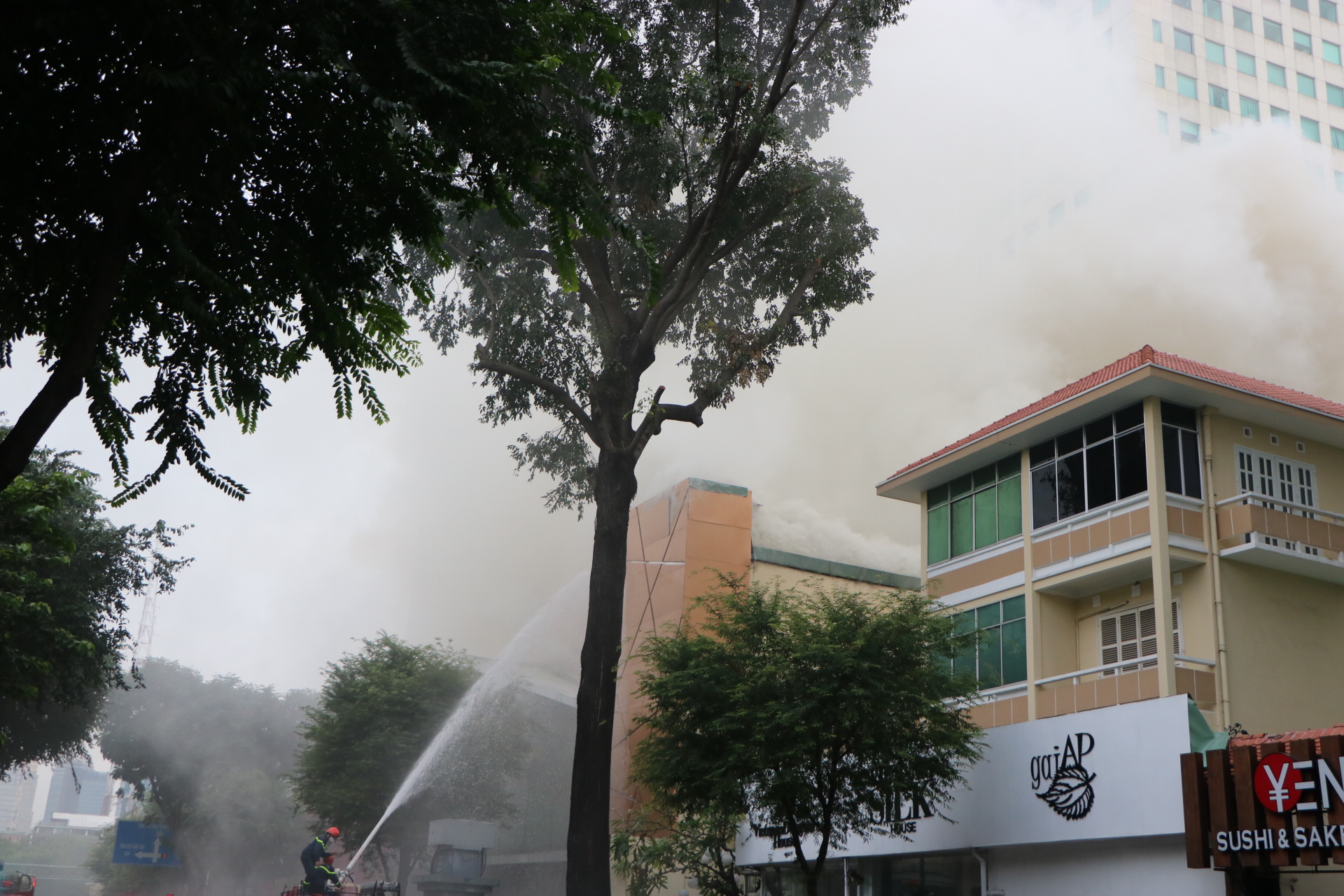 Cháy lớn quán bar ở trung tâm TPHCM, khói lan tỏa mù mịt - Ảnh 8.