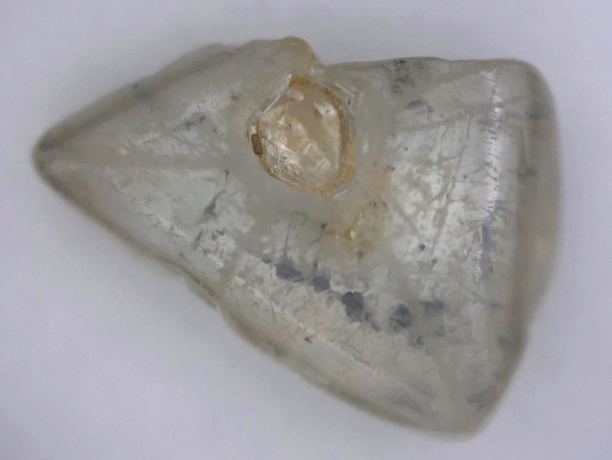 Tìm thấy viên kim cương lồng trong kim cương 1.400 triệu năm siêu hiếm - Ảnh 1.