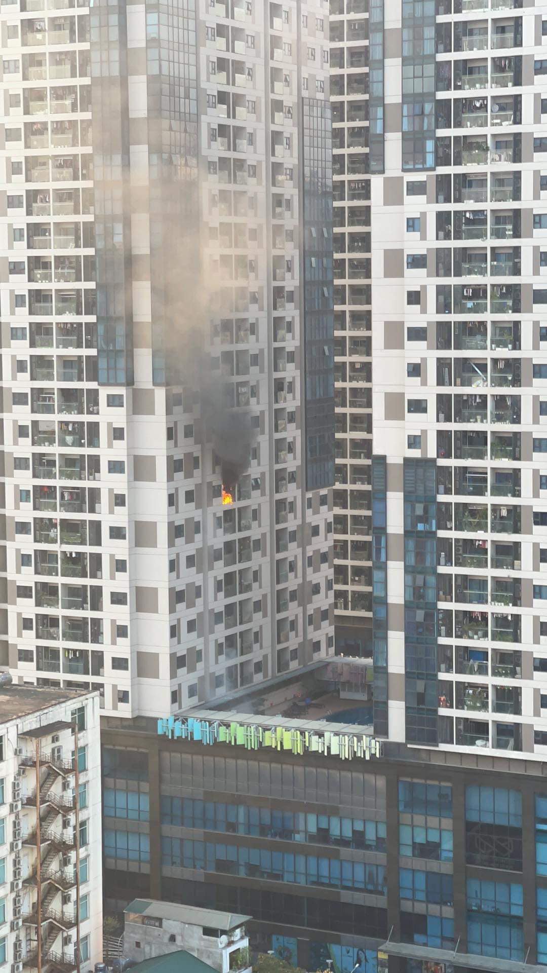 Hà Nội: Cháy kinh hoàng ở chung cư cao tầng, lửa bốc cháy dữ dội, khói đen bao trùm - Ảnh 2.