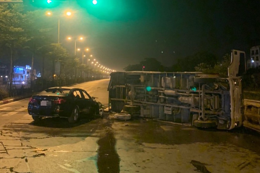 Xe tải lật ngang, ôtô BMW bốc cháy sau va chạm ở Hà Nội - Ảnh 3.
