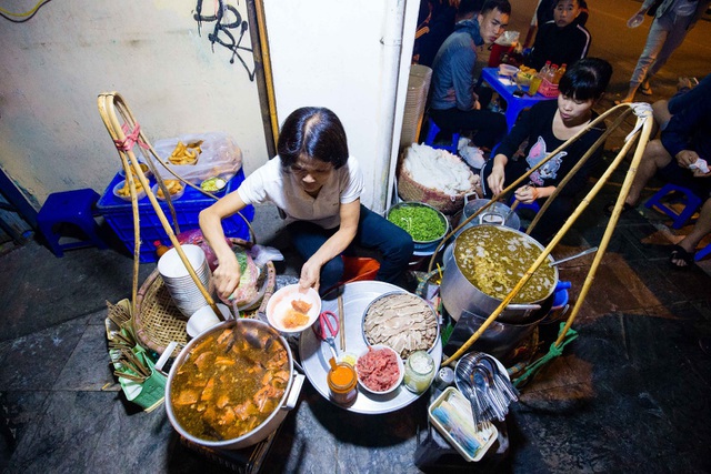 Phở gánh Hàng Chiếu bán ban ngày, khách tiếc nuối biểu tượng ăn đêm Hà Nội - Ảnh 1.