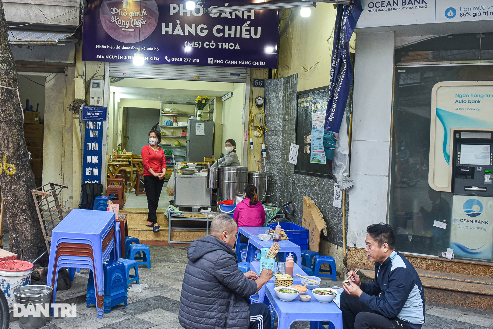 Phở gánh Hàng Chiếu bán ban ngày, khách tiếc nuối biểu tượng ăn đêm Hà Nội - Ảnh 2.