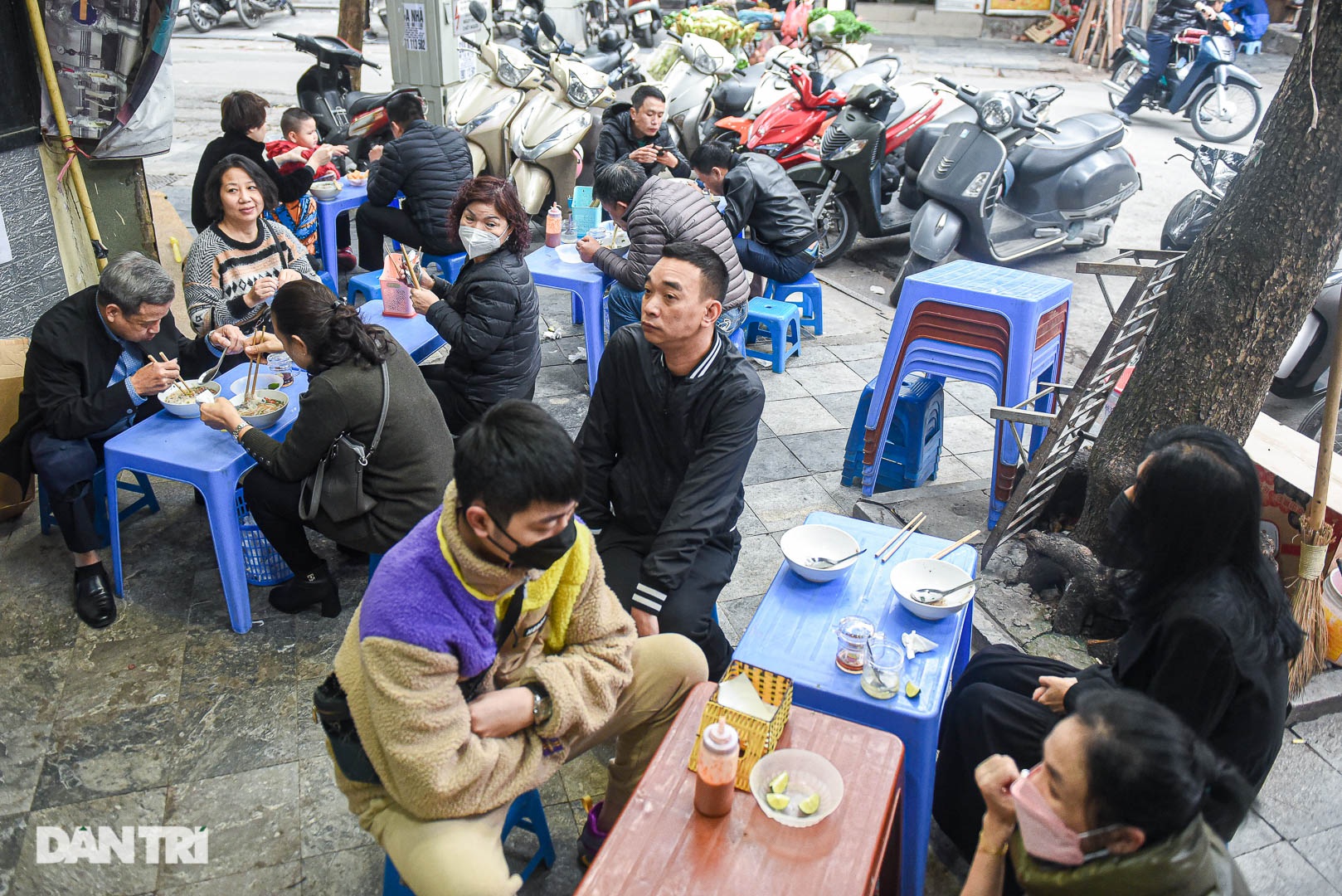 Phở gánh Hàng Chiếu bán ban ngày, khách tiếc nuối biểu tượng ăn đêm Hà Nội - Ảnh 6.