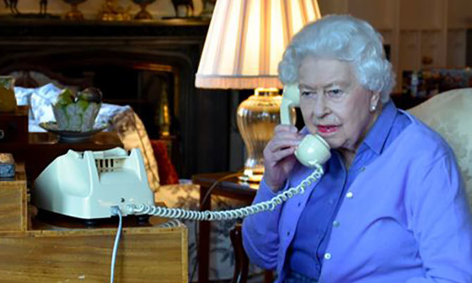 Điện thoại di động của Nữ hoàng chỉ nhận cuộc gọi từ hai người