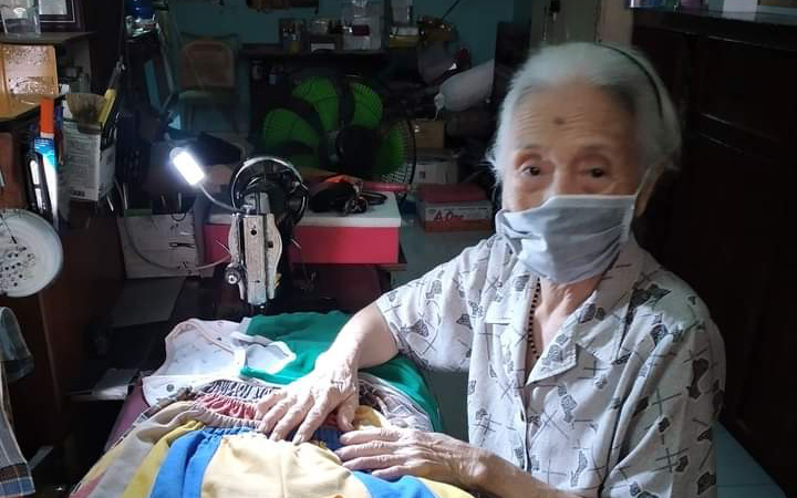 Cụ bà 83 tuổi tiếp tục hành trình thiện nguyện ở "làng cùi" sau khi chiến thắng COVID-19