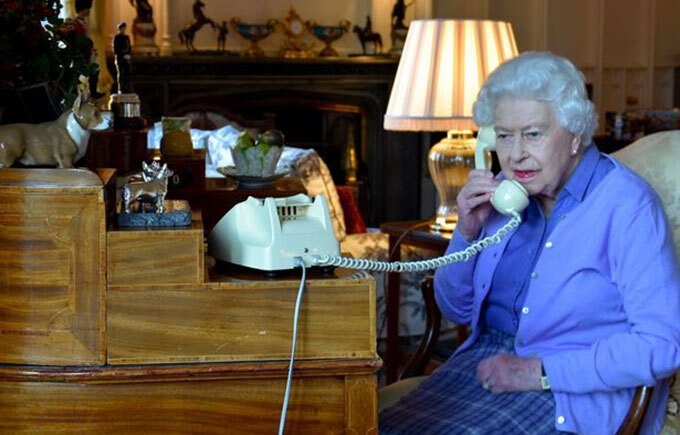 Điện thoại di động của Nữ hoàng chỉ nhận cuộc gọi từ hai người - Ảnh 1.