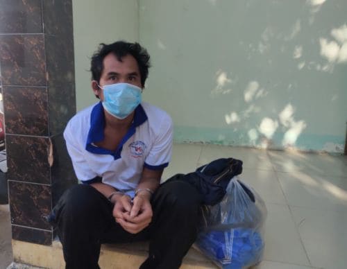 M&acirc;u thuẫn, anh lấy ch&agrave;y gỗ đ&aacute;nh chết em trai - Ảnh 1.