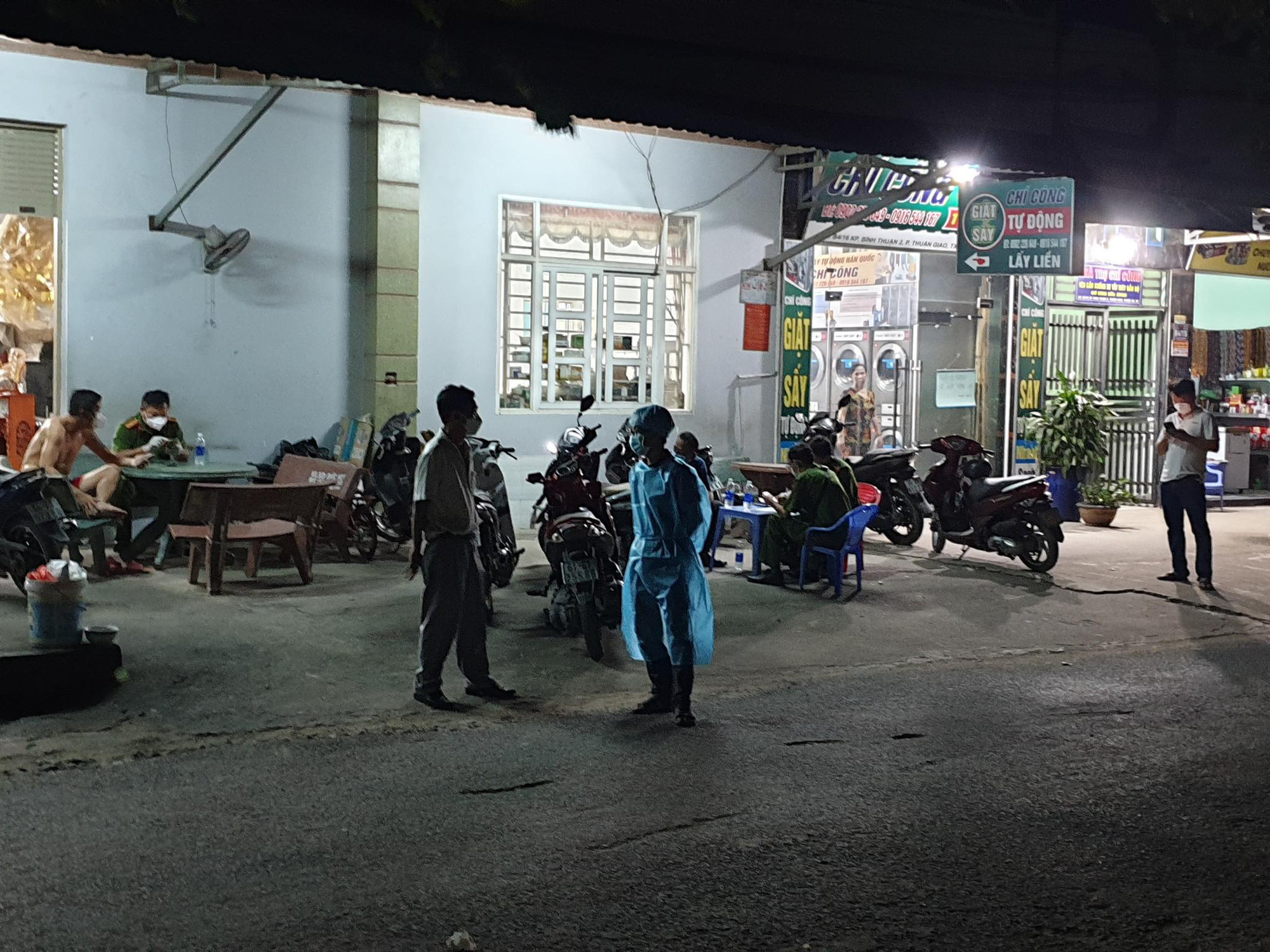 Đi nhặt tr&aacute;i b&oacute;ng chuyền, ph&aacute;t hiện người đ&agrave;n &ocirc;ng cởi trần chết trong bụi cỏ - Ảnh 1.