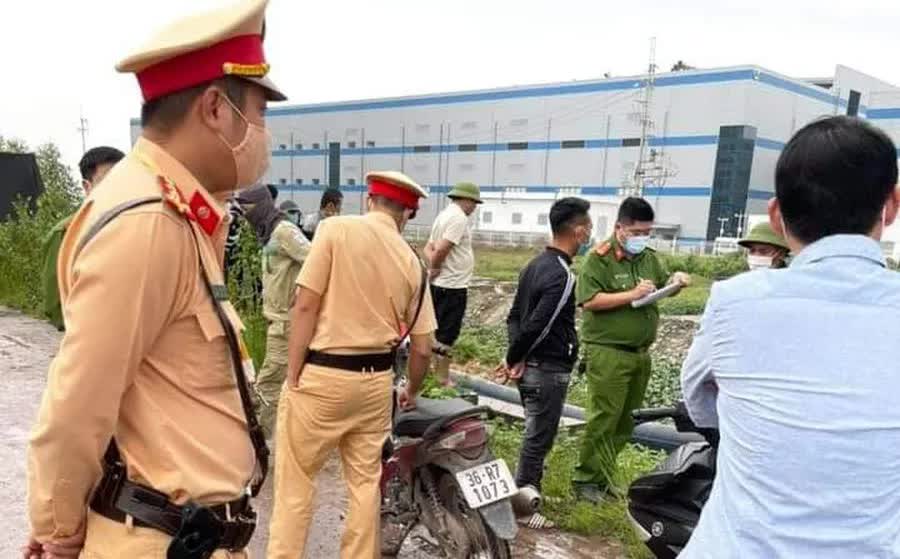 Ph&aacute;t hiện thi thể người đ&agrave;n &ocirc;ng mặc &aacute;o mưa dưới mương nước, xe m&aacute;y vẫn cắm ch&igrave;a kho&aacute; - Ảnh 1.