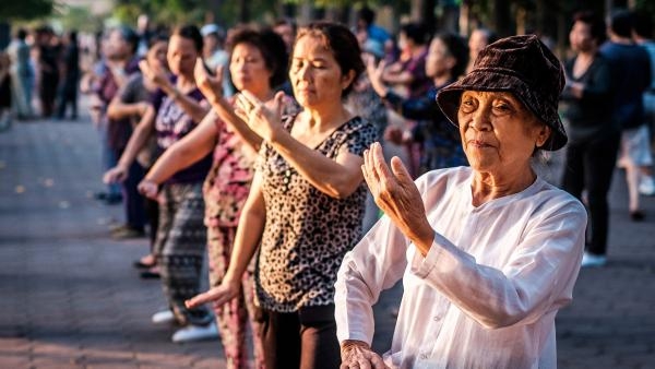 Mức sinh thấp đã đẩy nhanh quá trình già hóa dân số ở Việt Nam - Ảnh 1.