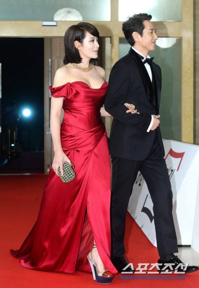 Những chiếc váy &quot;khuấy động&quot; thảm đỏ của mỹ nhân U60 Kim Hye Soo - Ảnh 4.