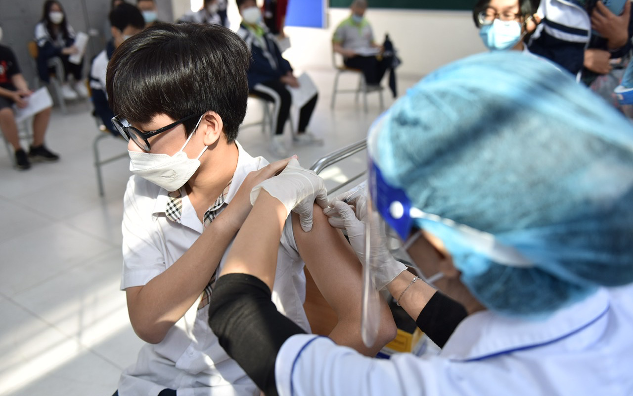 Hà Nội bắt đầu tiêm vaccine COVID-19 cho học sinh lớp 7, 8