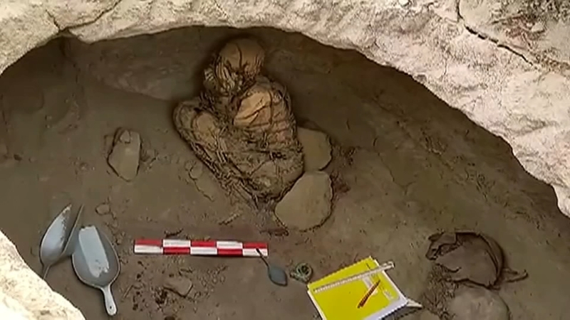 Phát hiện xác ướp nghìn năm tuổi, các nhà khảo cổ sững sờ với tư thế kỳ quái ấy, càng nhìn càng thấy rùng rợn - Ảnh 2.