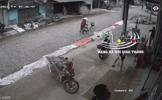 Cụ b&agrave; chết thảm dưới gầm m&aacute;y x&uacute;c, khoảnh khắc va chạm đầy thương t&acirc;m - Ảnh 1.