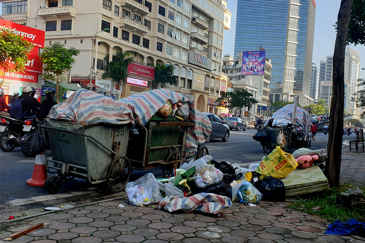 Xe rác ùn ứ, bốc mùi hôi thối khắp nơi trên đường phố Hà Nội - Ảnh 8.