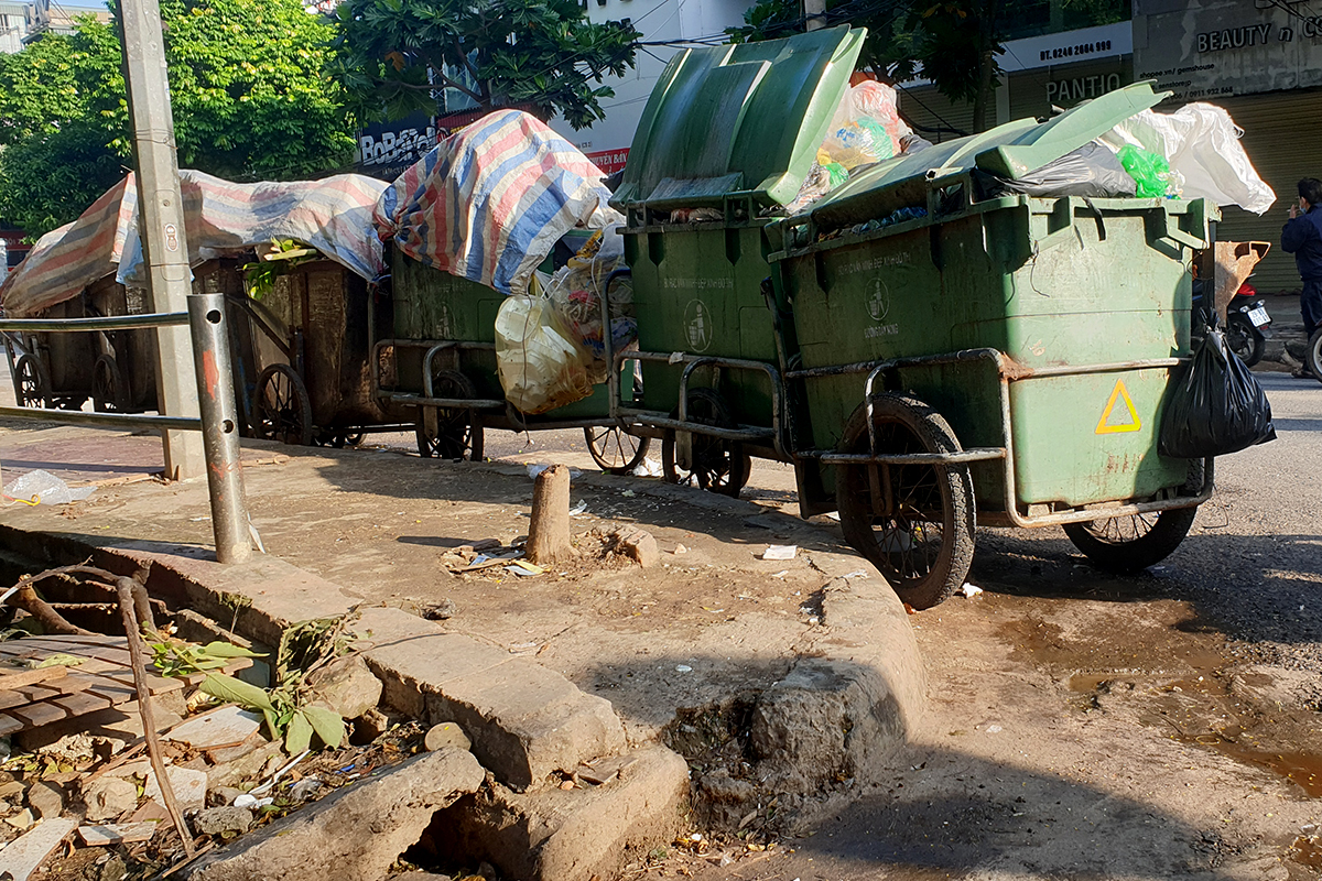 Xe rác ùn ứ, bốc mùi hôi thối khắp nơi trên đường phố Hà Nội - Ảnh 9.