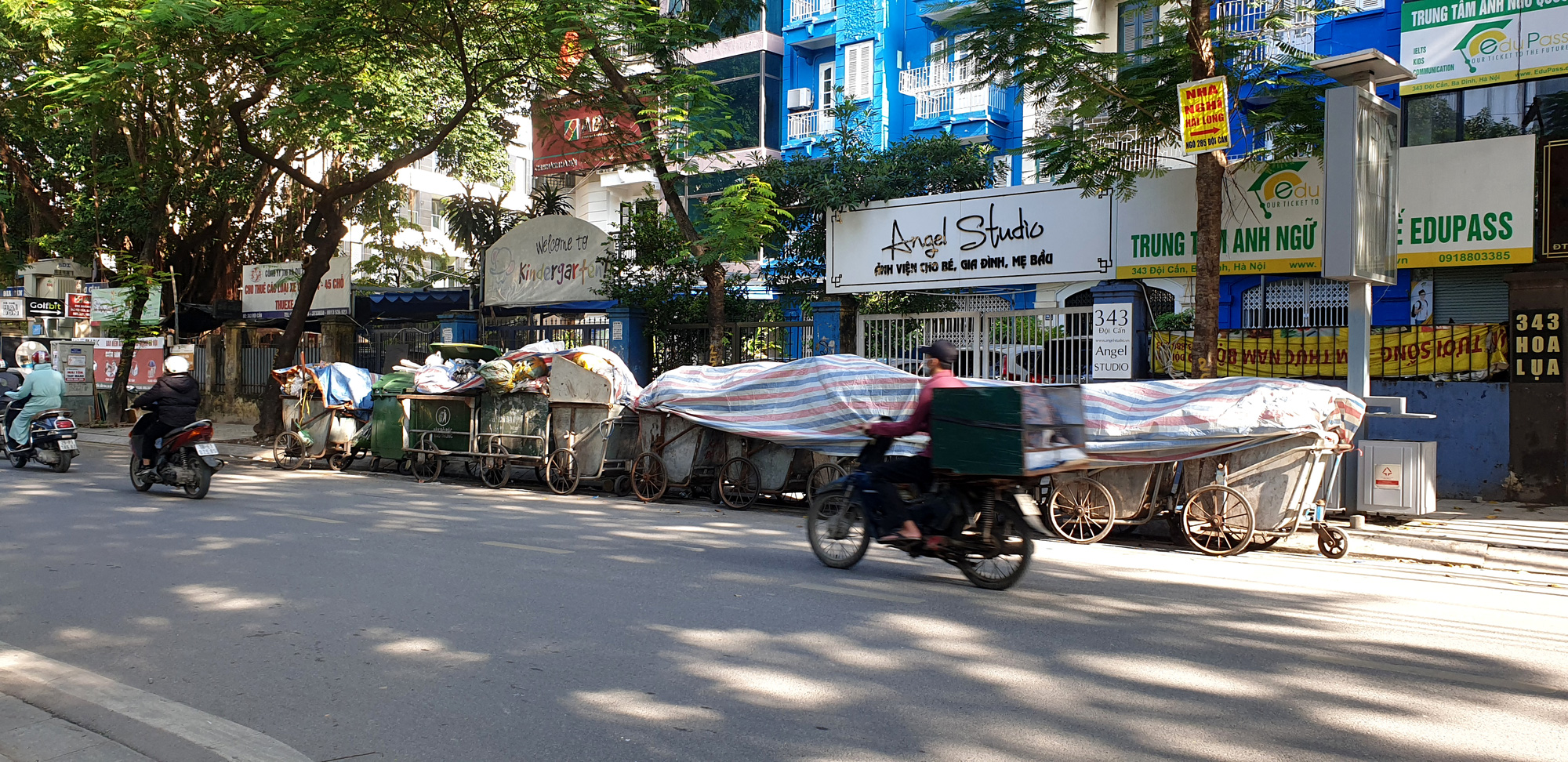 Xe rác ùn ứ, bốc mùi hôi thối khắp nơi trên đường phố Hà Nội - Ảnh 11.