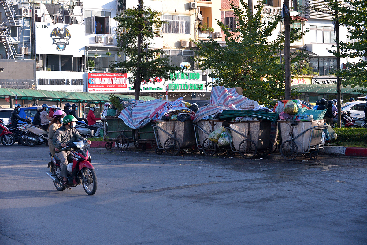 Xe rác ùn ứ, bốc mùi hôi thối khắp nơi trên đường phố Hà Nội - Ảnh 12.