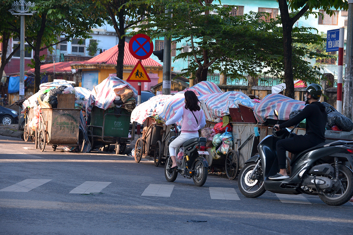 Xe rác ùn ứ, bốc mùi hôi thối khắp nơi trên đường phố Hà Nội - Ảnh 13.