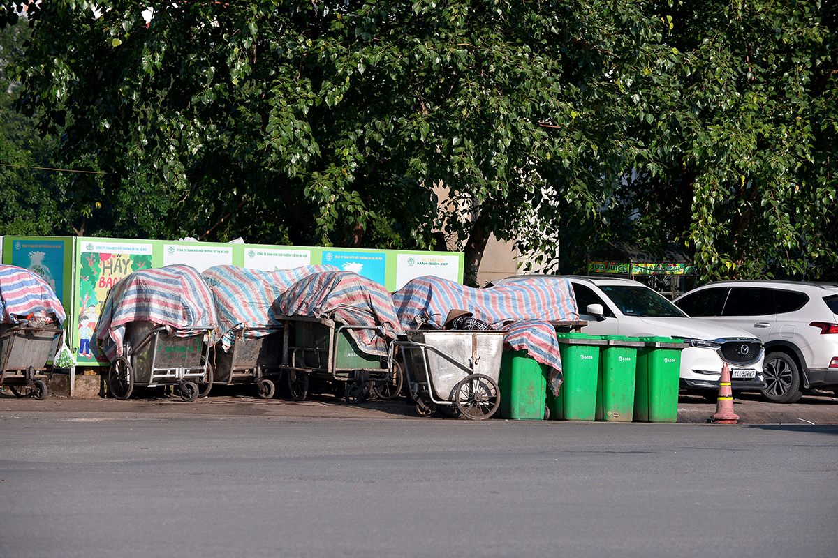 Xe rác ùn ứ, bốc mùi hôi thối khắp nơi trên đường phố Hà Nội - Ảnh 1.